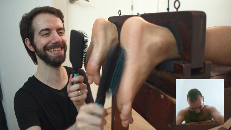 PSM Tickling: Леон получает скамейку запасных!