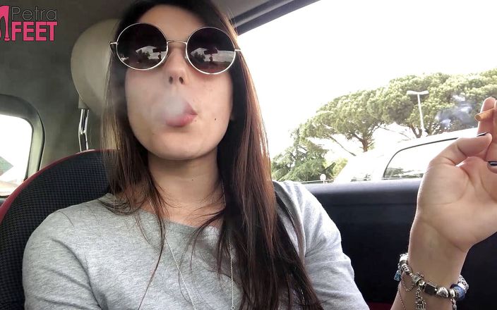 Smokin Fetish: 車の中で喫煙するペトラ