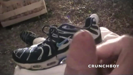 Sneaker gay: Scaly boy solo wącha swoje trampki