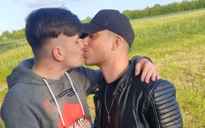 boyzxy212: 同性恋夫妇抽烟，亲吻，口交和射在户外
