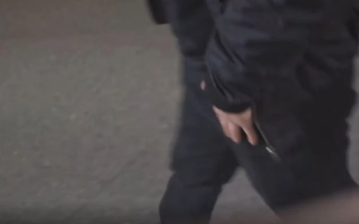 AntoGoesHunting: 帮助他出去后被说服的直秃头家伙