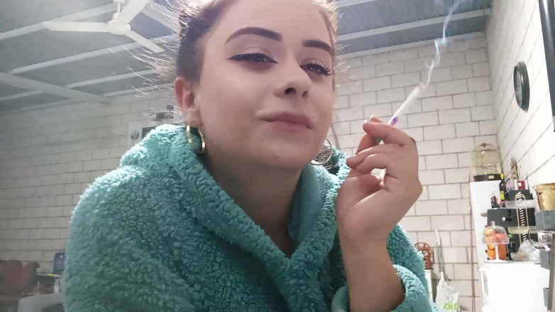 fartingclub01: Ich rauche in einem plümischen hoodie