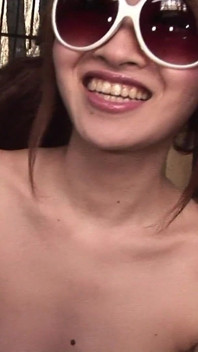 Ragazza giapponese con occhiali succhia un uomo con cazzo peloso punto di vista