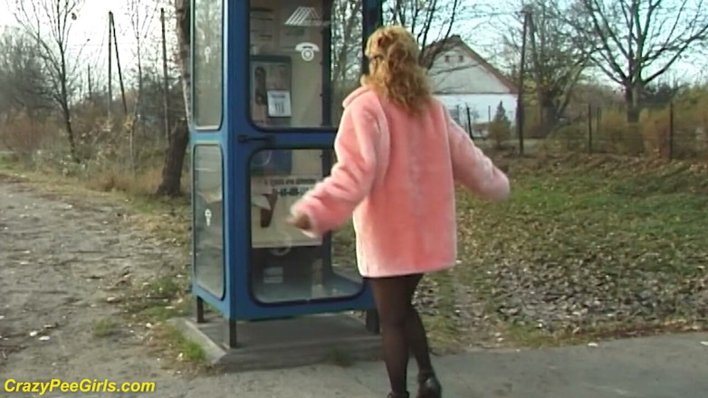 Crazy pee girls: 路上でおしっこをするナイロンの女性