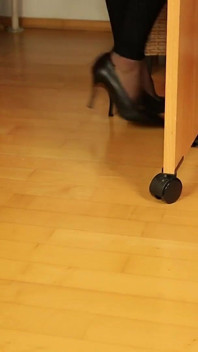 Černé vysoké podpatky & Rht silonky - Visgling a footplay pod stolem