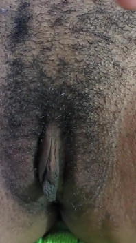 Fată sexy își rade pizda, apoi mă lasă să o simt