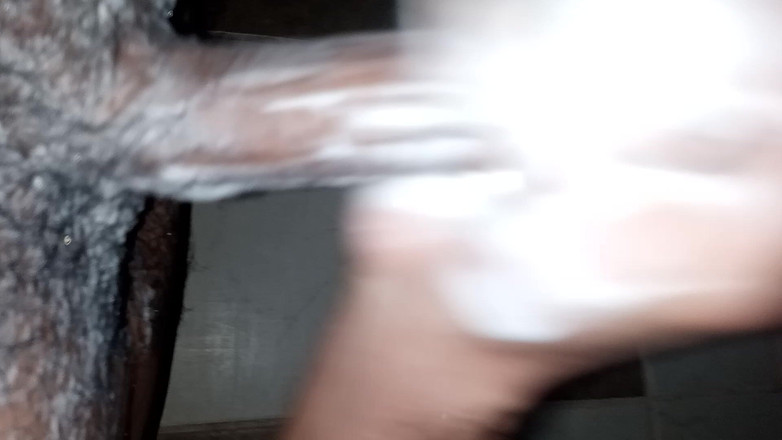 Cute boy jerks off: Хлопчик з накачування грудей приймає свій час в душі з деякий час чекаючи за межами ванної кімнати