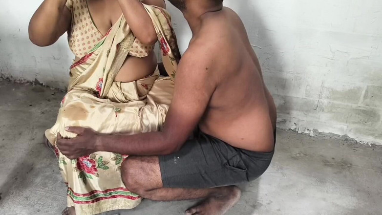 Indian IFS: Madrasta comendo bolo, enteado se junta a ela parte 1