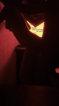 L'intenso sesso romanico nella stanza rossa porta alla sborrata dentro