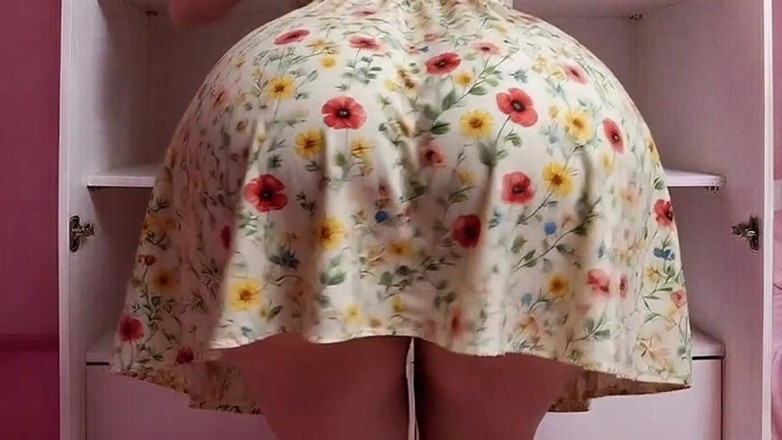 Xprohibidox1: Elbiseli büyük götlü kadın seksi bir şekilde sallıyor