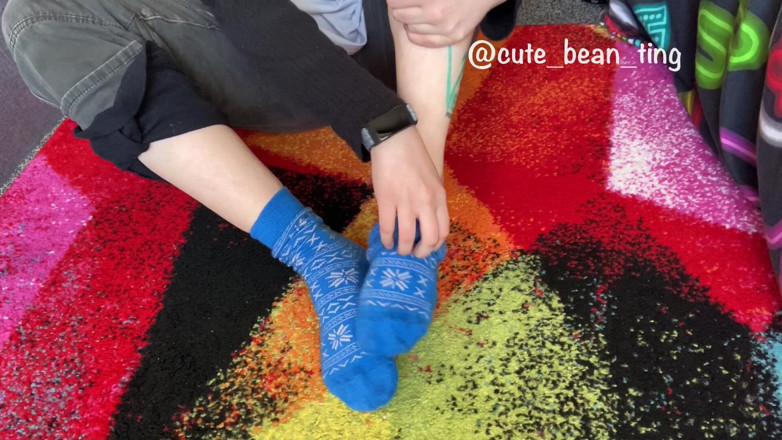 Alice Bean: Bean cởi tất của cô ấy