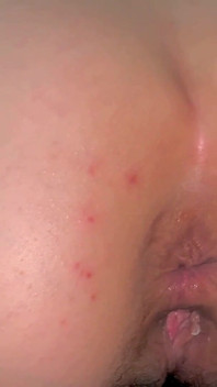 Blondine met dikke kont in een eigengemaakte anale seks met grote zwarte lul