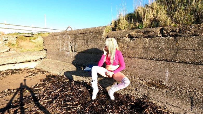 The Midnight Minx: Beach walk 1