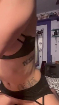 Je chevauche ma longue bite bien dure de mes esclaves ! Mes gros seins sur ton visage pendant que je jouis !