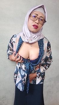 Hijab Shemales with Big Dicks Dildo Masturbate Until She Cum