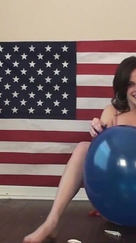 Ngày 4 tháng 7 Roxie Rae Bottom pops Balloons khi Maggie Green cổ vũ cô ấy