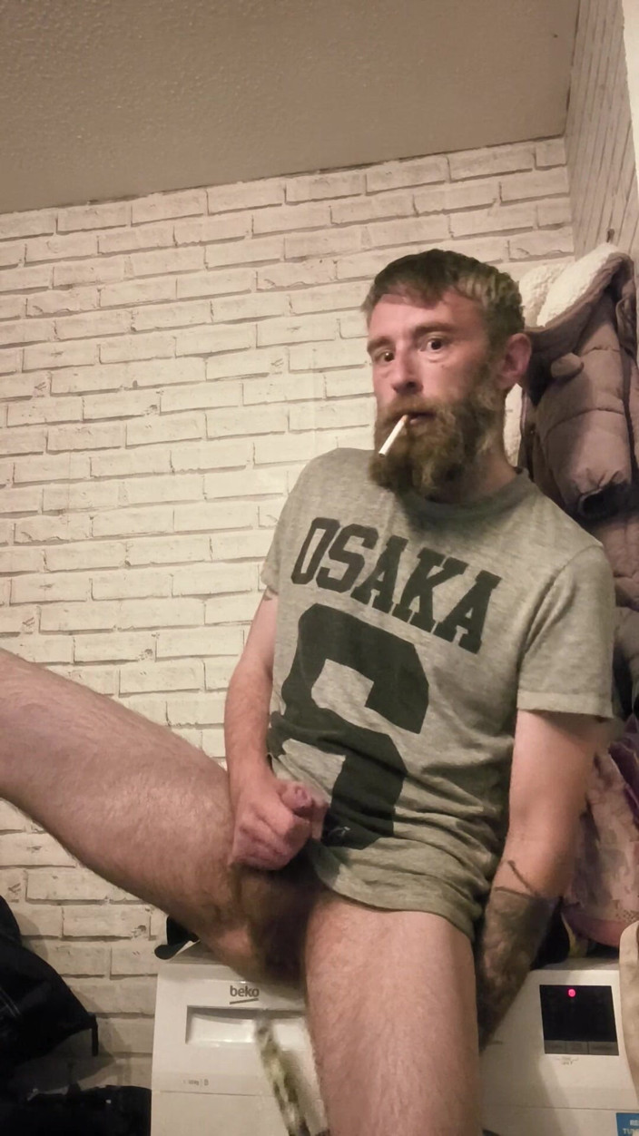 Smoking stoker: Fuma e si sega con un po' di divertimento
