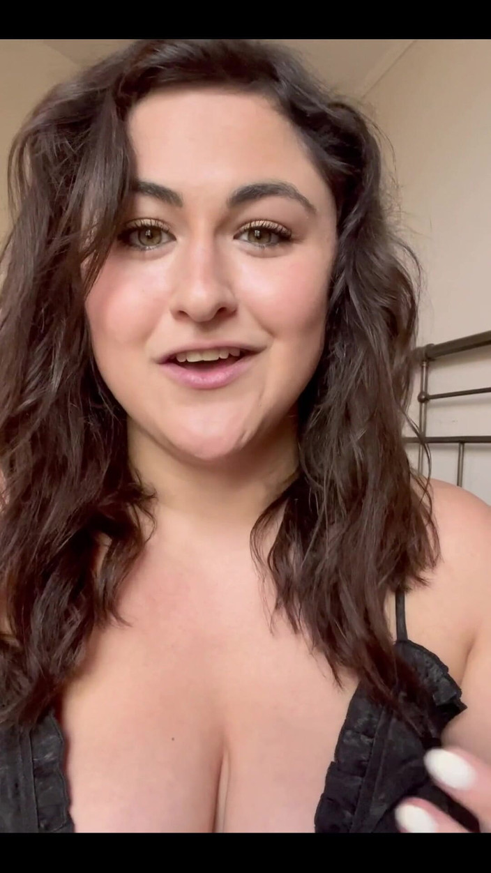 Josie Jaxxon: Josie Jaxxon nhận yêu cầu