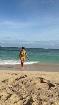 Provocante in spiaggia in Micro bikini sulla sabbia