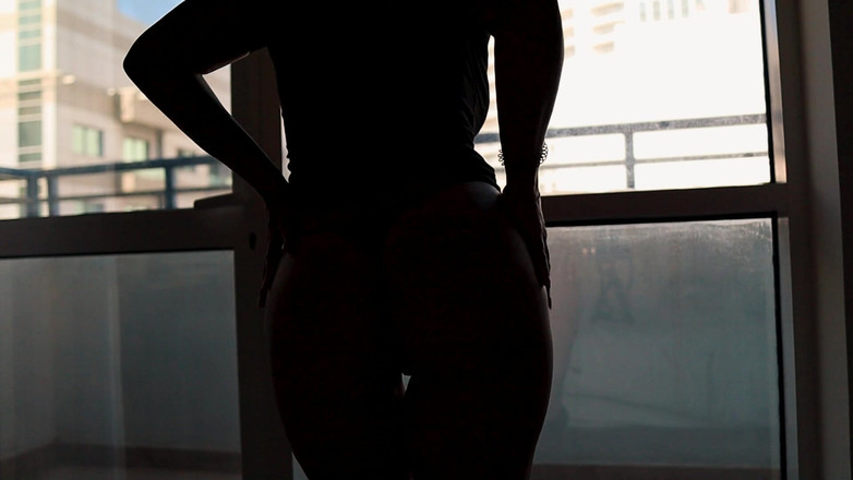 Chokobanana: Сусідку по кімнаті відтрахали перед балконом - всі могли бачити!