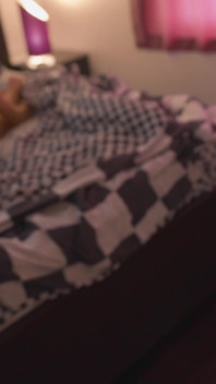 S3e7 : un beau-fils surprend deux belles-mères pendant qu’elles baisent et les baisent dans un lit commun jusqu’à ce qu’elles jouissent
