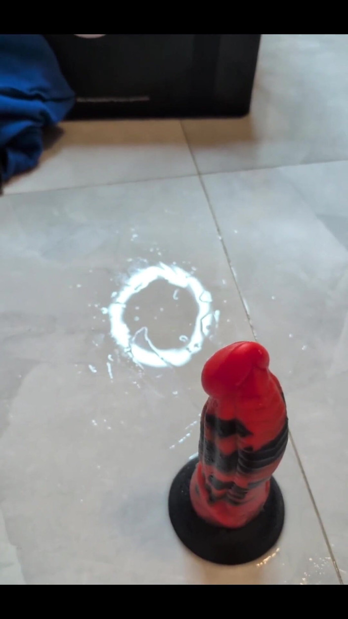 Ashley_Dreamz: MILF Spuit Terwijl Ze Een Dildo in Haar Kont Berijdt