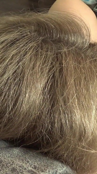 Velké nahoře. Kamera z boku sleduje baculatého, jak masturbuje a natáčí videa.