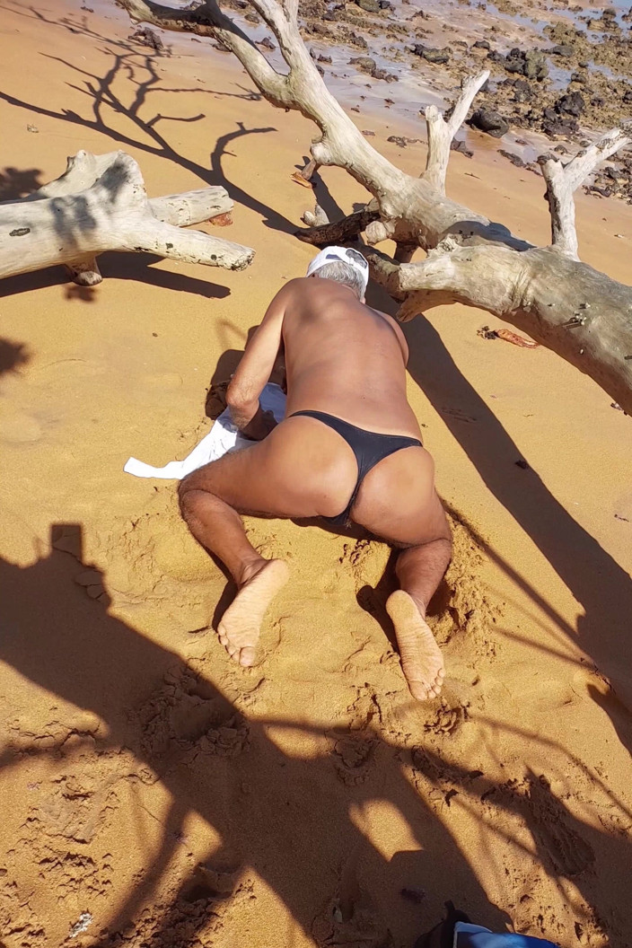 Ladysilvas: Ladysilva en la playa en bragas con su culo caliente