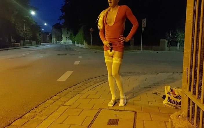sweetfeet29: Sissy wil in de stad worden geneukt