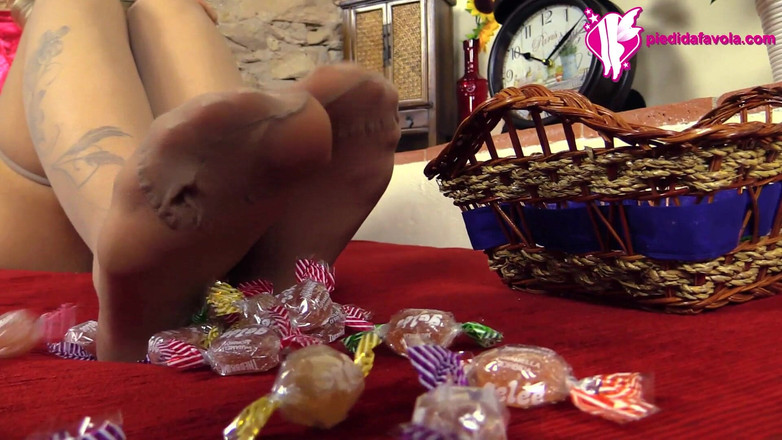 Feet & Cosplay: Samantha mantém os lobos à distância em sua fantasia de chapeuzinho...