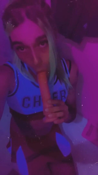 CarmenMelatonin: Sexy cheerleader-partygirl