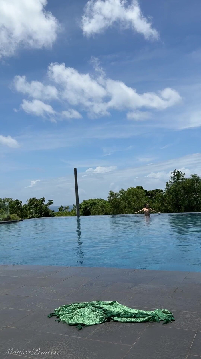 Princess Monica: Provocando na piscina em micro biquíni, natação