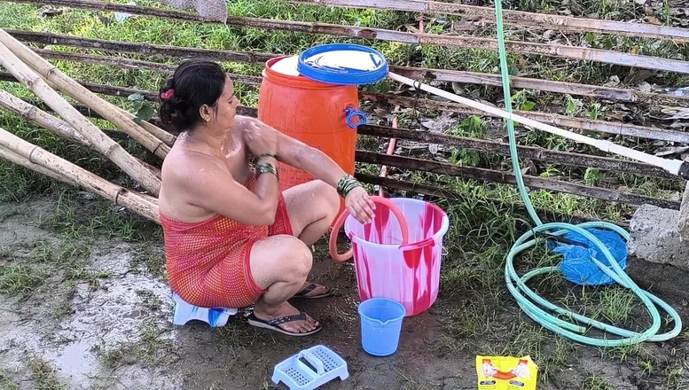 Desi chudai hub: 户外浴室卧室性爱！