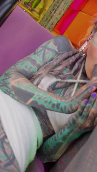 Troie anali alternative tatuate condividono un cazzo nero tatuato 