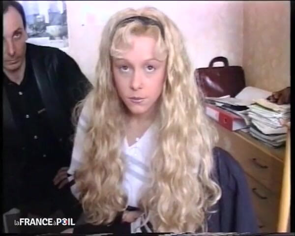 French Family Secrets: Gold Earrings est une vraie petite salope coquine !