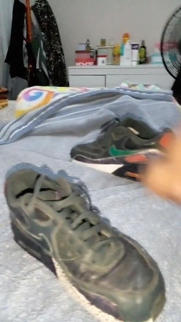 Sneakerfetish_BR: Sneaker neuken en klaarkomen op mijn oude Air Max