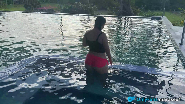 Pronoia Mey: Scopare una donna colombiana che mi spoglia nuda in piscina