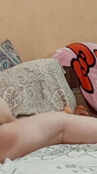 La suocera si masturba la figa la sera