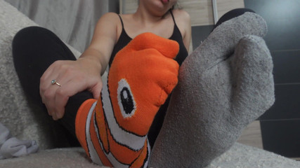 AmayaMori: Moja przyrodnia siostra próbuje nosić japońskie skarpetki Tabi, a następnie...