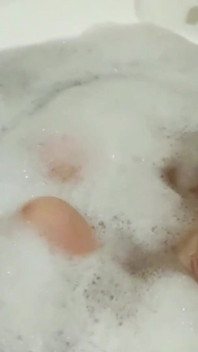 Badewannen-Flirtspiel mit einem Affärenpartner