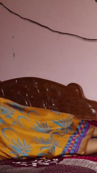 Gospodină indiană tamil soth în bluză albă și sari dând labă călărind pula și cere futai dur și rapid pe la spate