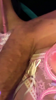 Travesti cdmichelle pembe iç çamaşırı giyiyor