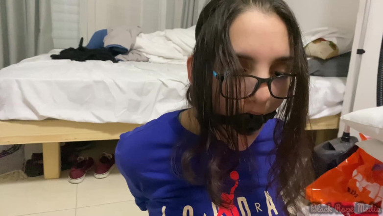 Miriam Slave: Miriam Legată, gâdilată și suptă