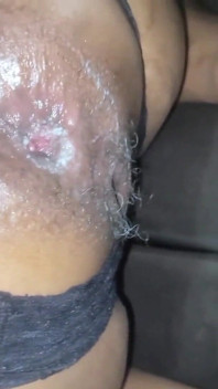 Chica MILF con su culo chivado por un comedor, ¡mira el tamaño del agujero!