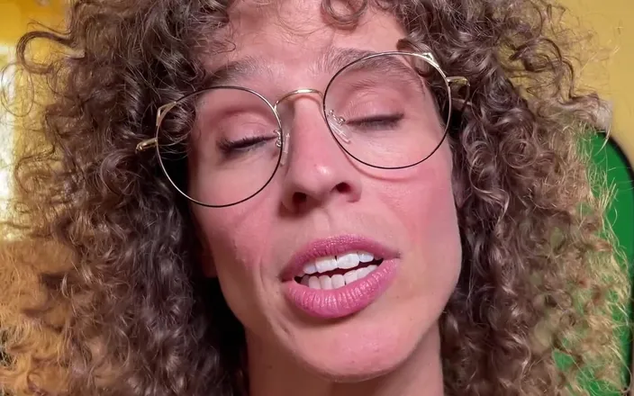 VibeWithMommy: Fan Films Crying Jewish Stepmom Squirting During Twister Game Behind...