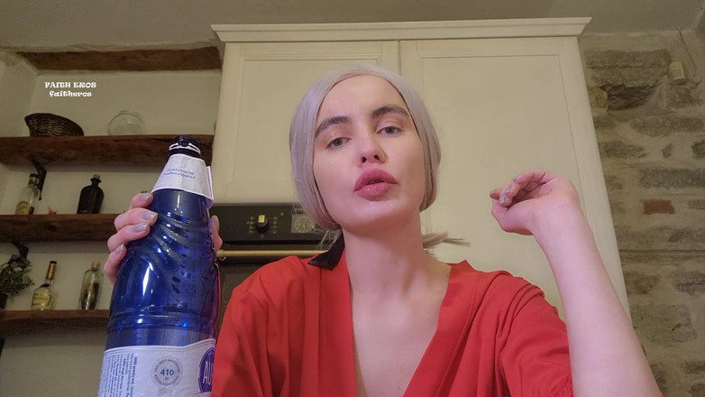 Faith Eros: Stiefmoeder zuigt op een fles - nekfetisj, keelfetisj