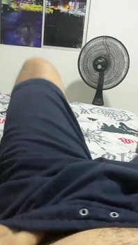Împart o cameră cu mama mea vitregă. Ea mă roagă să o las să fie alături de mine și ajung să o fut tare și să o fac să ejaculeze.