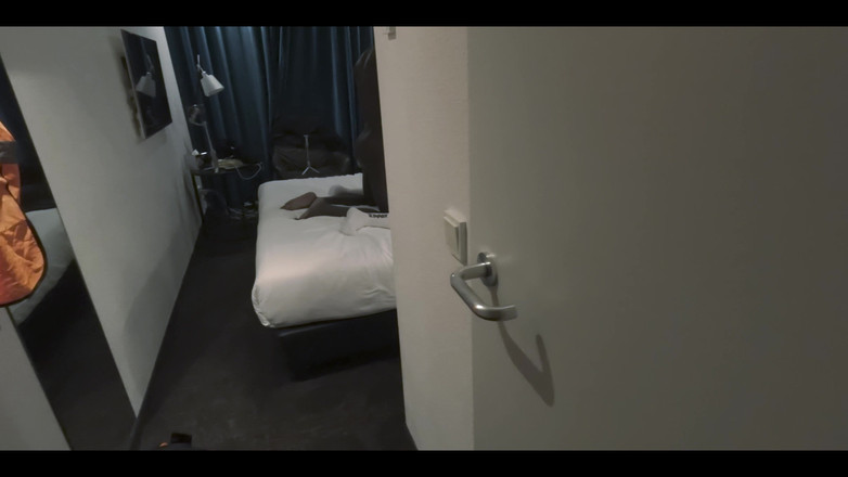 uktattooedchub74: La sexy inseguitrice nera ammira il mio culo