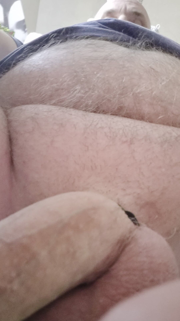 Pellefnatt: Farfar Sitter I Fotöljen O Leker Med Sin Lilla Kuk...