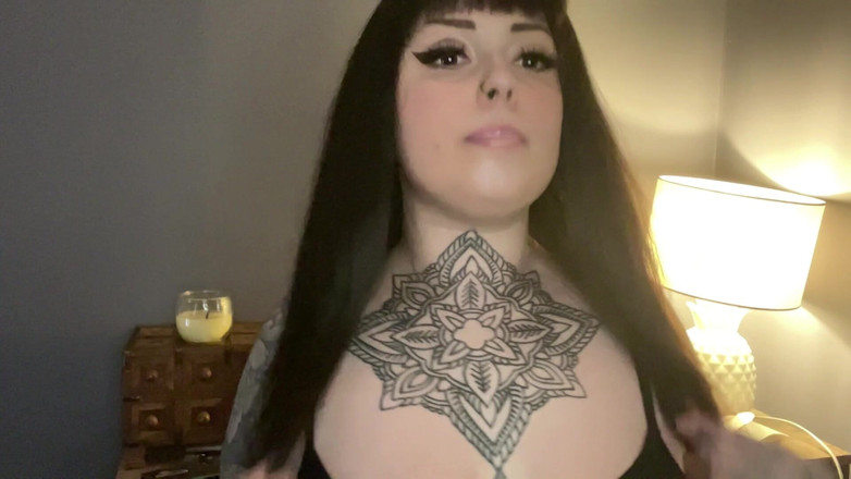 Miss Valentina: 入れ墨入りのホームレッキング女神ジョイ